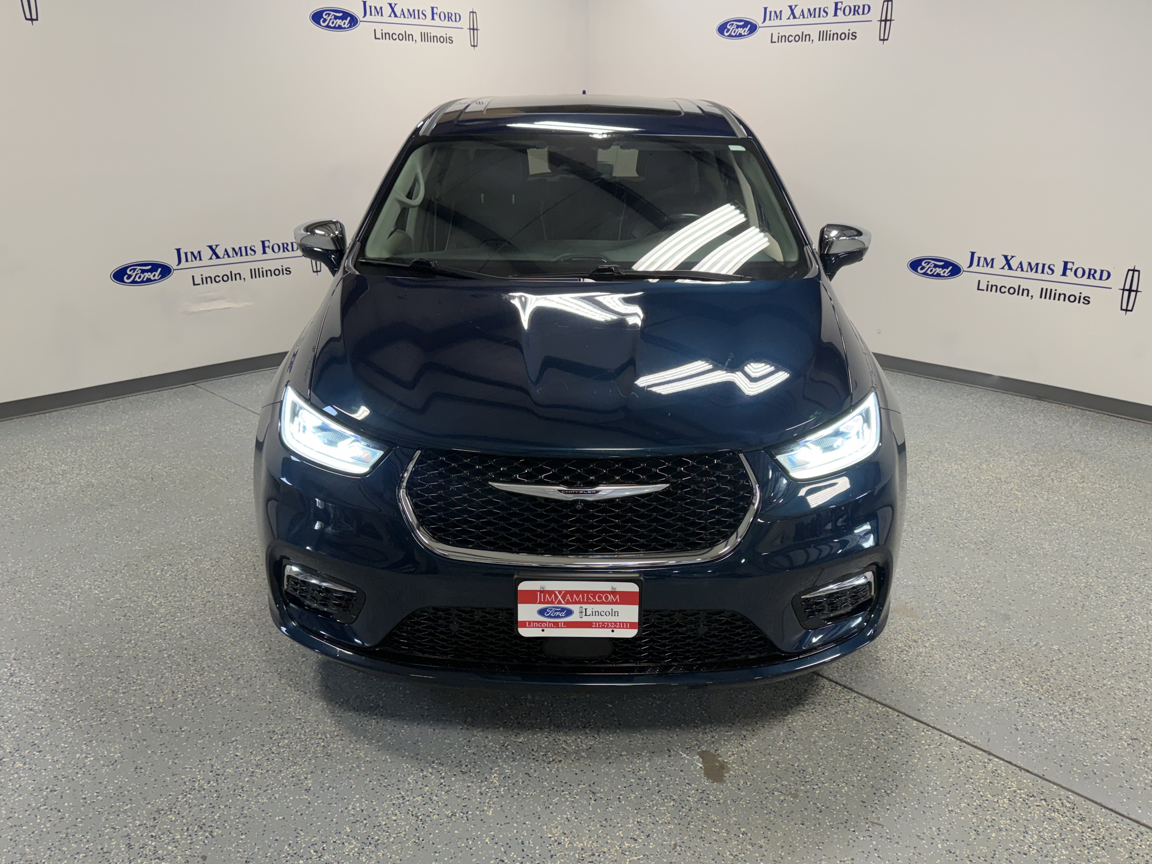 Used 2022 Chrysler Pacifica Limited w/ Uconnect Theater Family Group FWD image 2