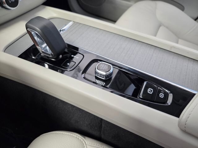 Certified 2024 Volvo XC60 B5 Plus w/ Protection Package Premier AWD/4WD image 33