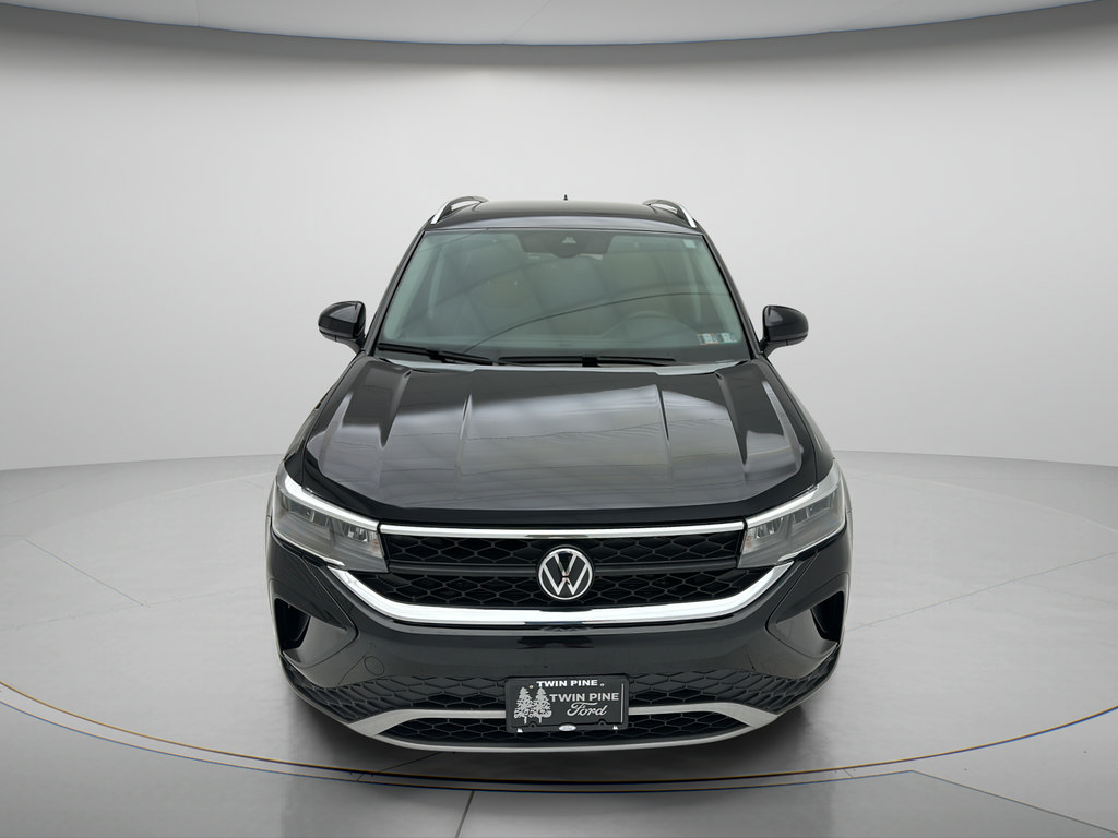 Used 2023 Volkswagen Taos SE w/ Panoramic Sunroof Package FWD image 2