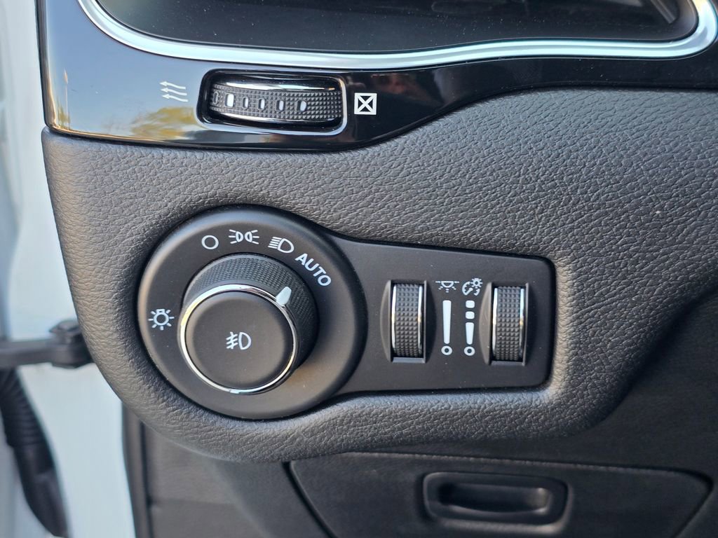 Used 2021 Jeep Cherokee Latitude Plus FWD image 25
