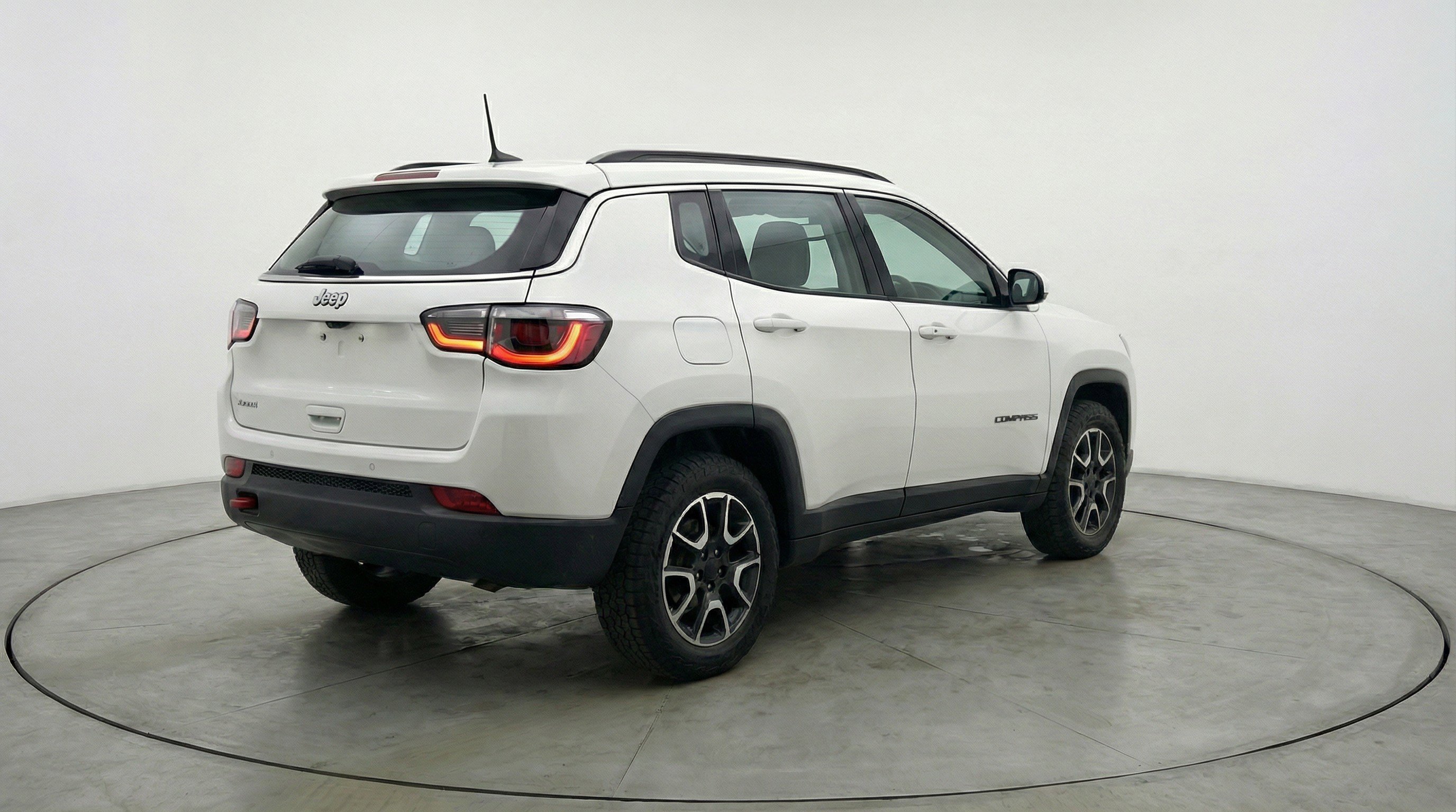 Used 2025 Jeep Compass Trailhawk image 9
