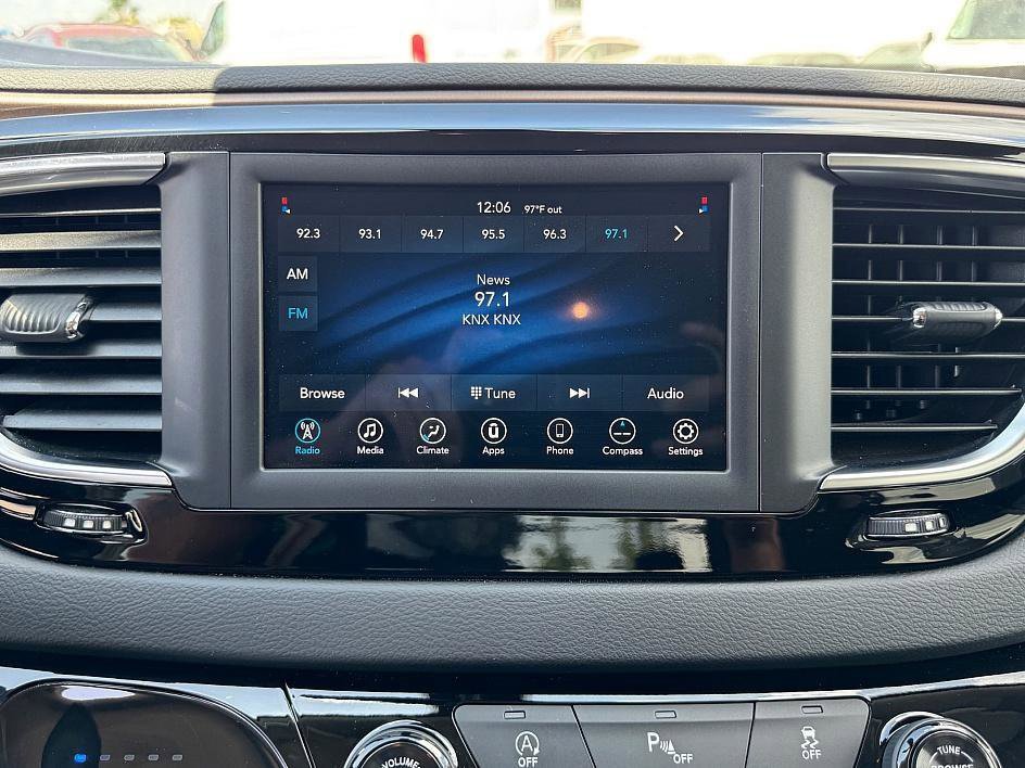 Used 2020 Chrysler Voyager L image 23