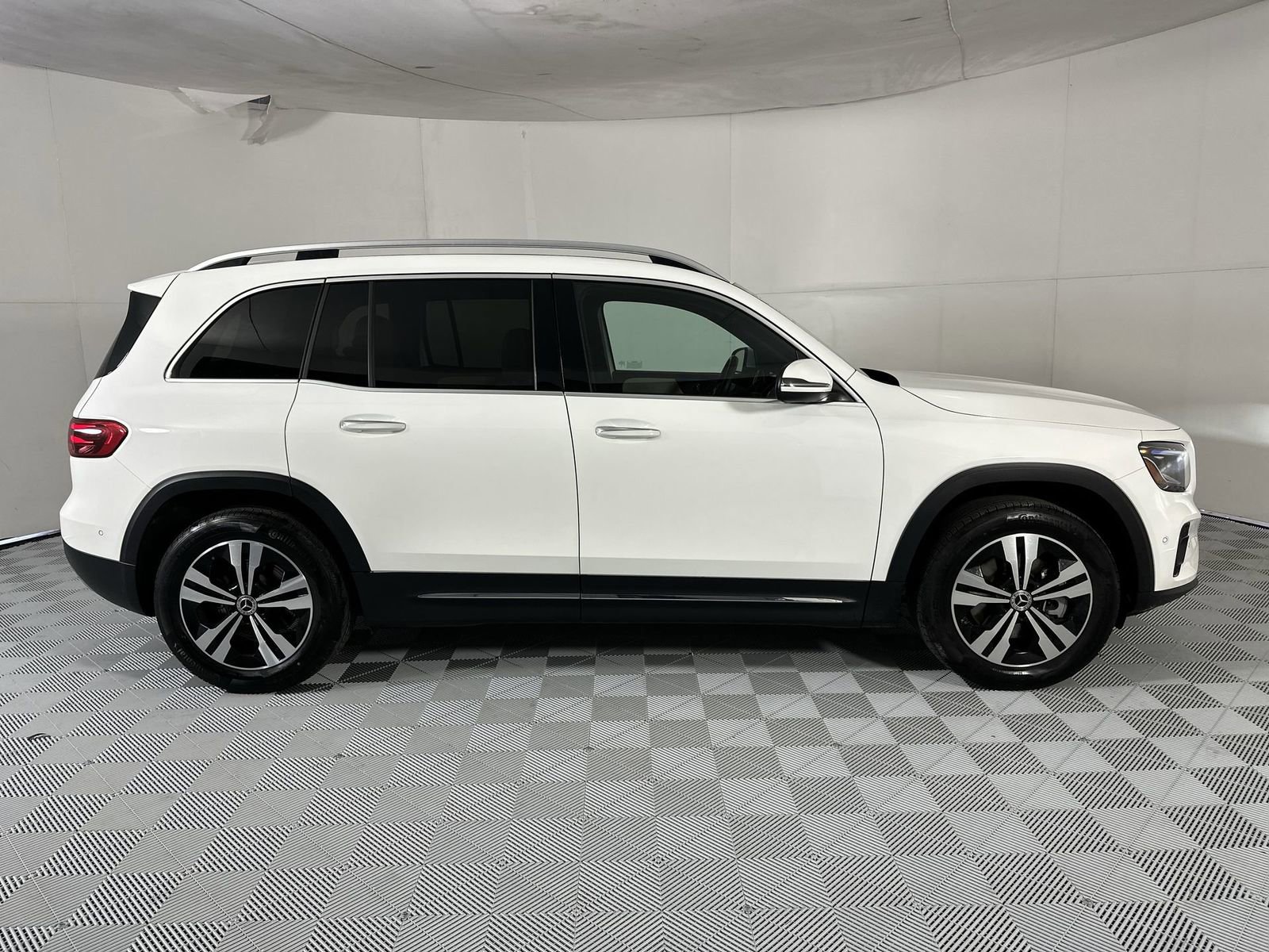 Used 2025 Mercedes-Benz GLB 250 image 9