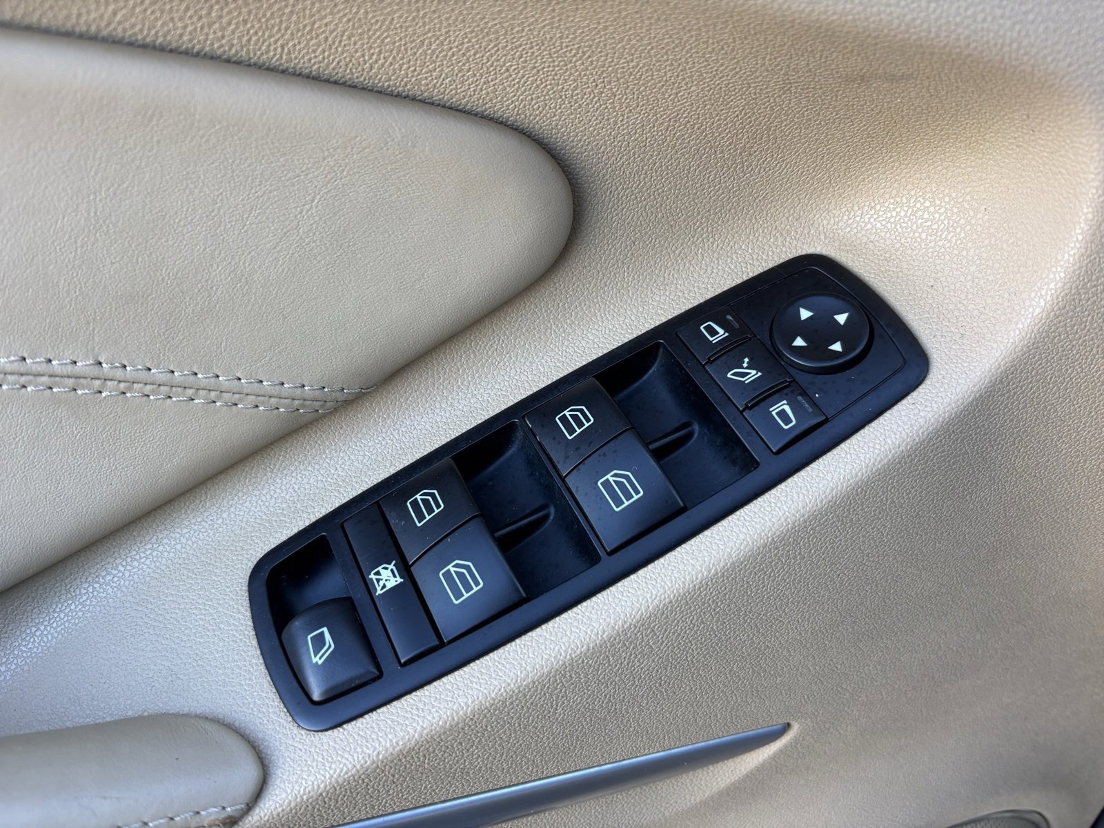 Used 2011 Mercedes-Benz GL 550 4MATIC image 16