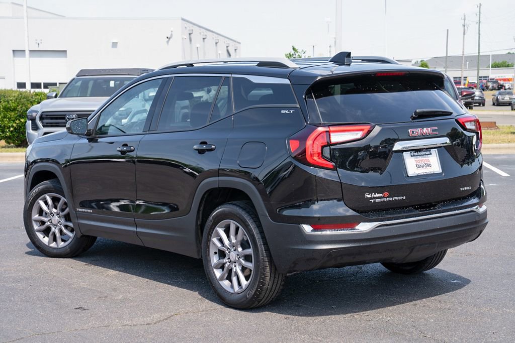 Used 2024 GMC Terrain SLT AWD/4WD image 3