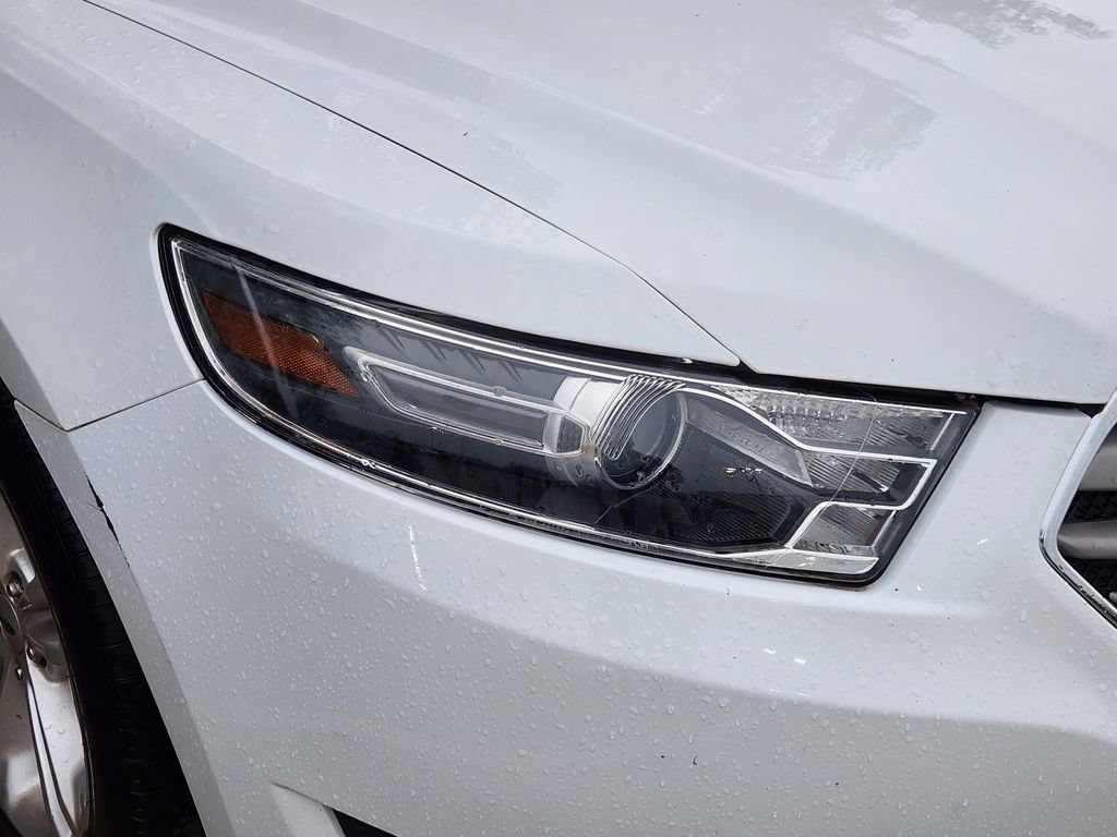 Used 2016 Ford Taurus SE FWD image 8