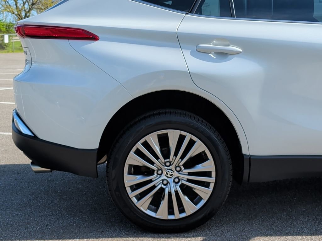 Certified 2023 Toyota Venza XLE AWD/4WD image 9