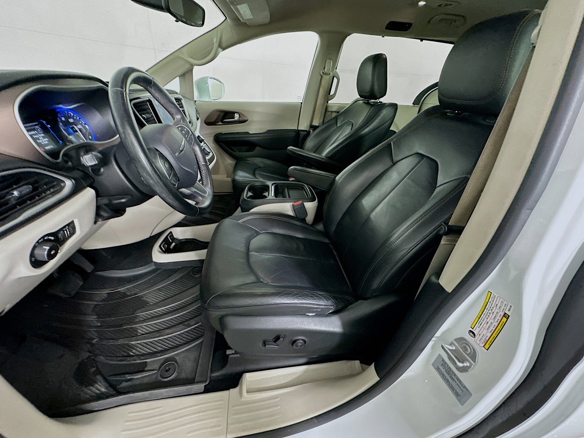 Used 2017 Chrysler Pacifica Touring-L w/ Tire & Wheel Group image 13