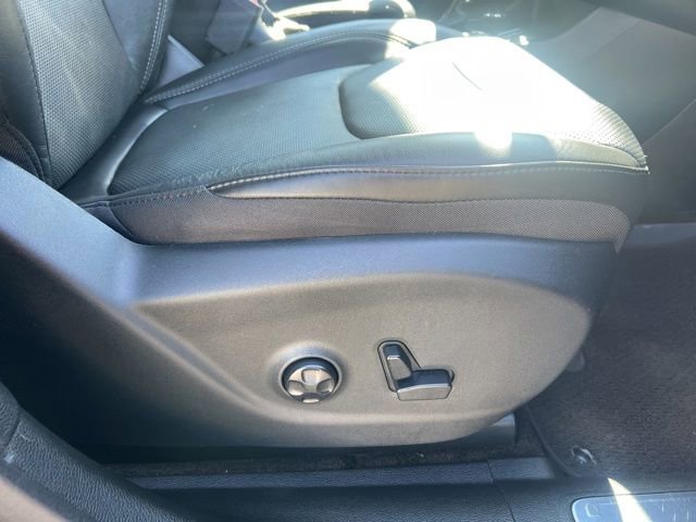 Used 2019 Jeep Cherokee Overland AWD/4WD image 9