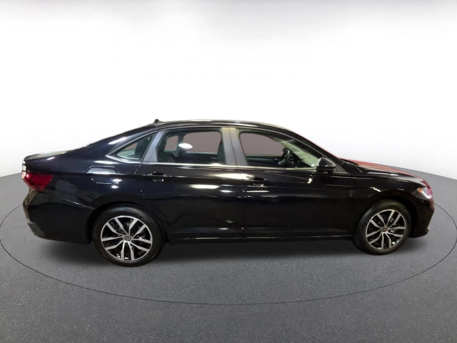 Used 2025 Volkswagen Jetta SE image 16