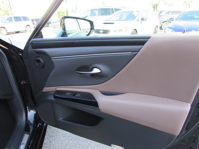 Used 2025 Lexus ES 300h w/ Premium Package FWD image 28
