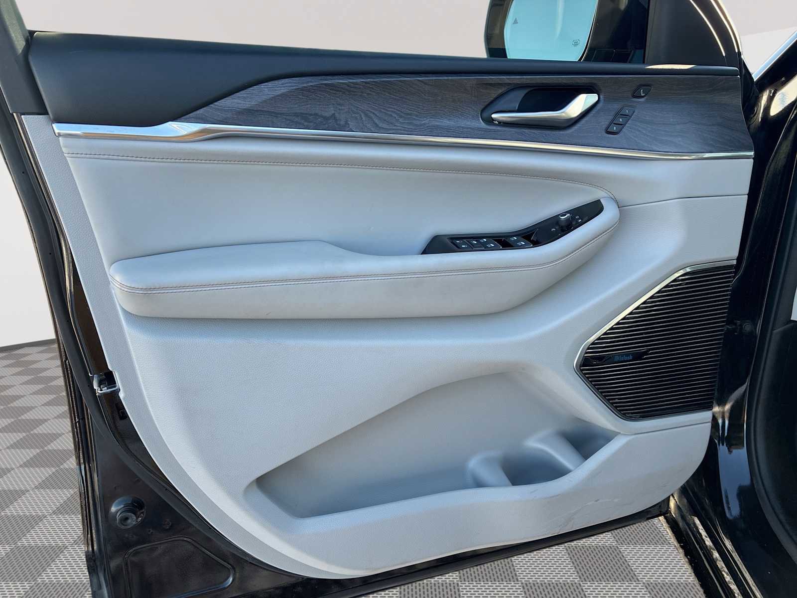 Used 2023 Jeep Grand Cherokee Overland w/ Advanced Protech Group III image 23