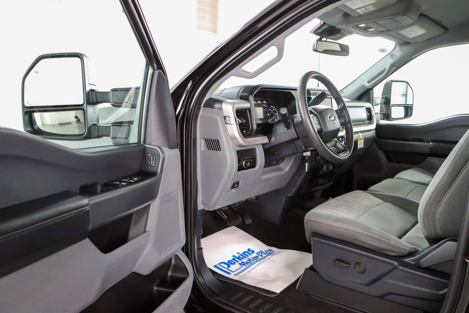 Used 2023 Ford F350 XLT image 3