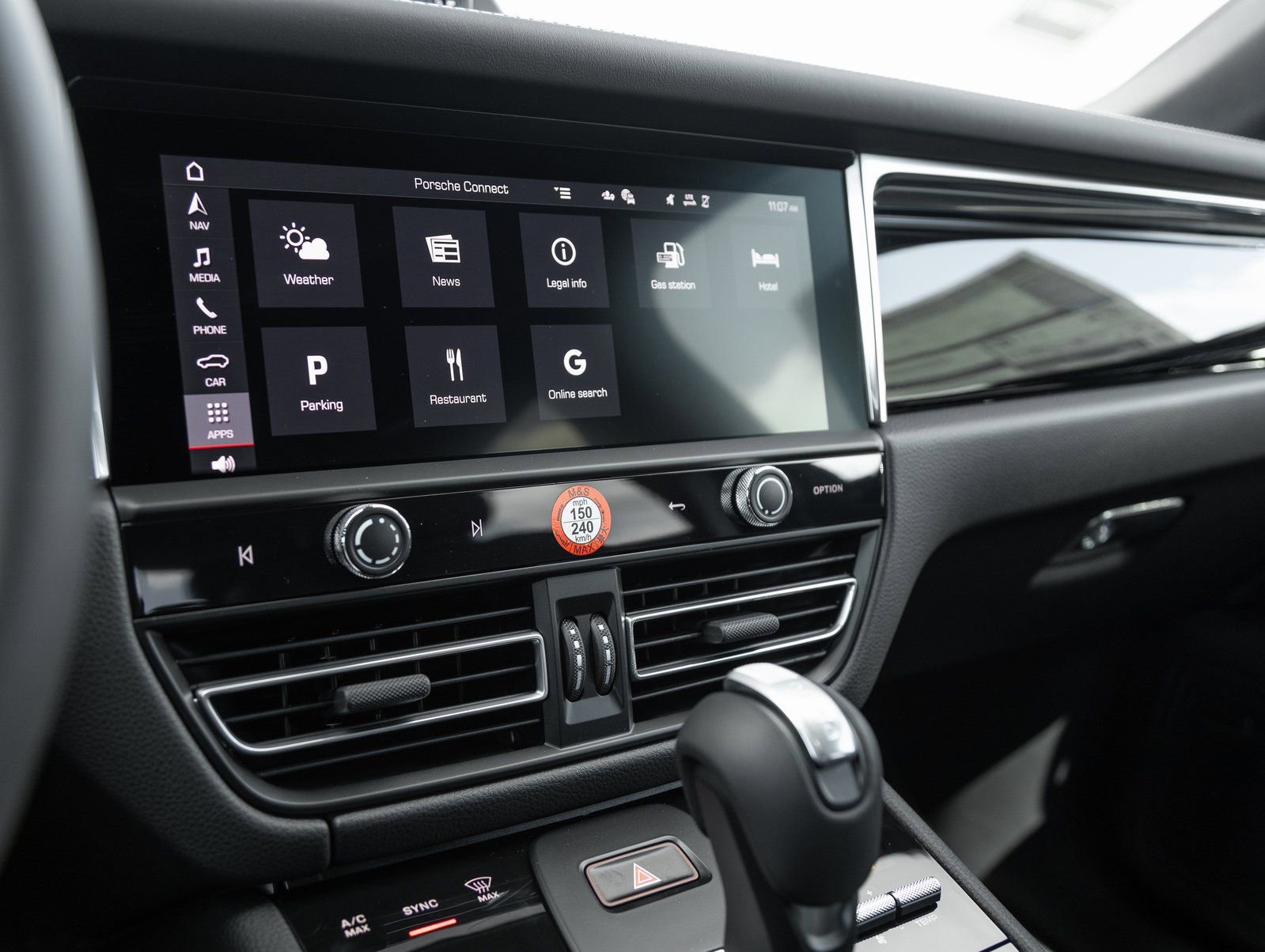 Certified 2025 Porsche Macan image 23