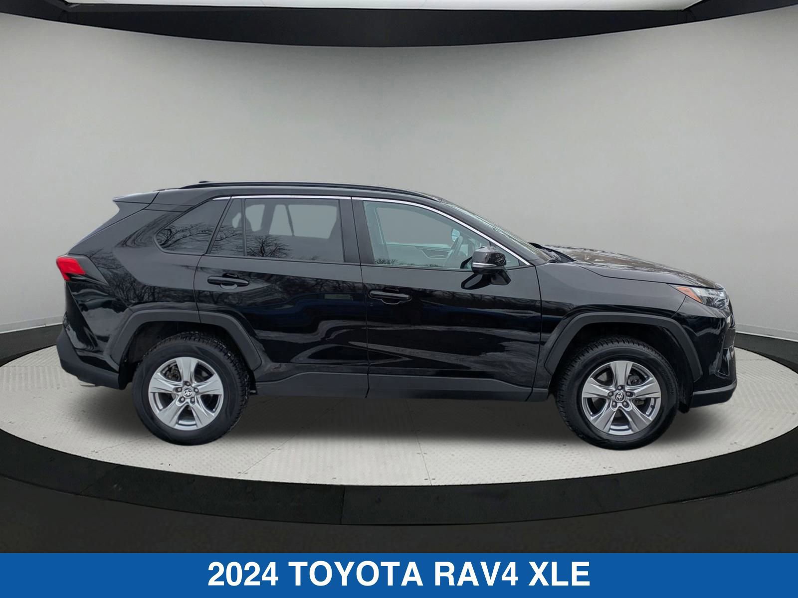 Used 2024 Toyota RAV4 XLE w/ Convenience Package image 2