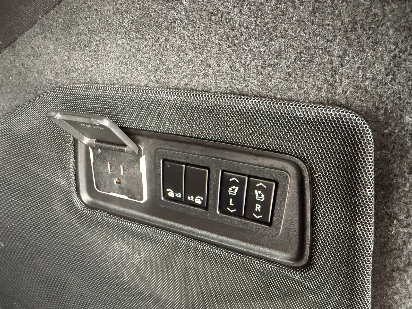 Used 2021 Cadillac Escalade ESV Sport w/ Driver Assist Tech Package AWD/4WD image 37