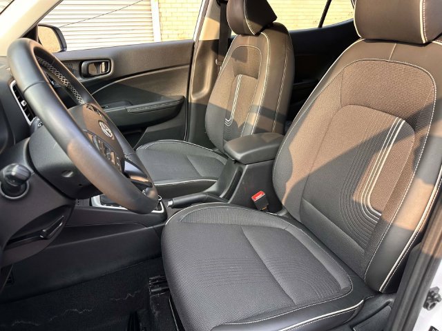 Used 2025 Hyundai Venue Limited FWD image 18