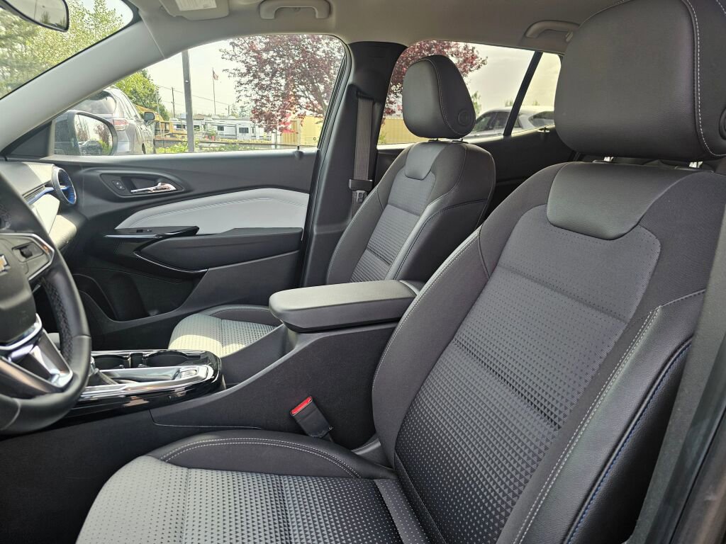 Used 2025 Chevrolet Trax LT w/ LT Convenience Package FWD image 26