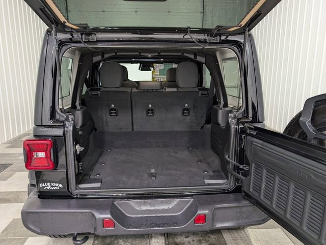 Used 2025 Jeep Wrangler Unlimited Sahara AWD/4WD image 22