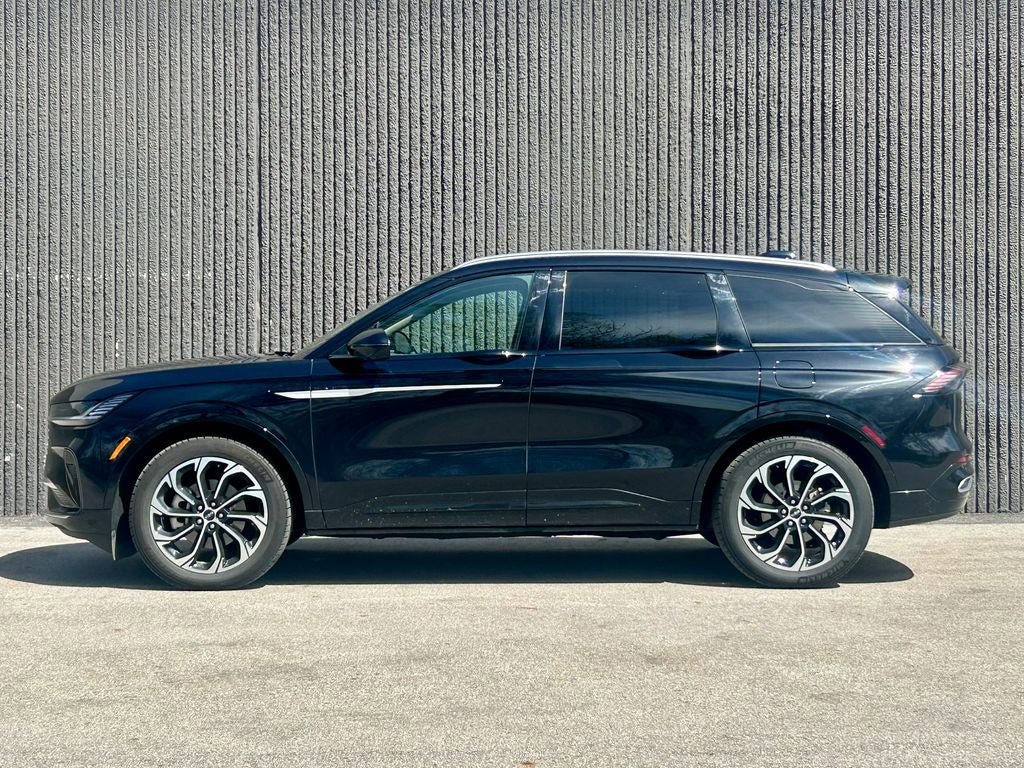 Used 2025 Lincoln Nautilus Reserve AWD/4WD image 3