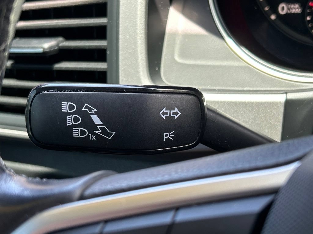 Used 2020 Volkswagen Atlas Cross Sport SE w/ Panoramic Sunroof Package FWD image 30