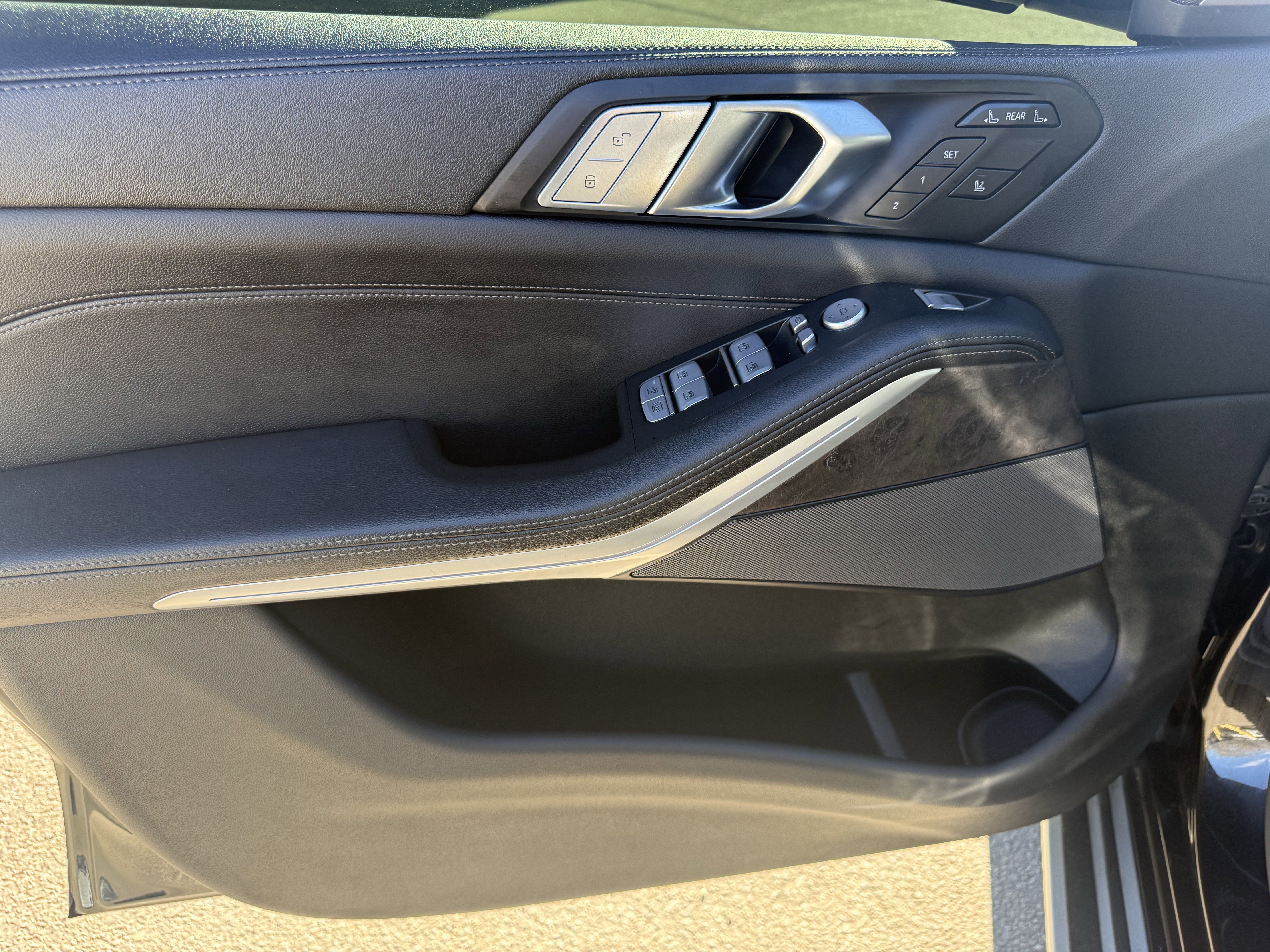 Used 2022 BMW X7 xDrive40i w/ Premium Package image 9