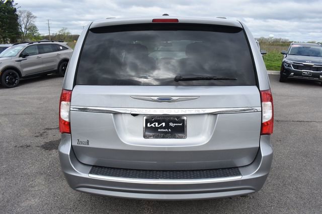 Used 2016 Chrysler Town & Country Touring FWD image 4