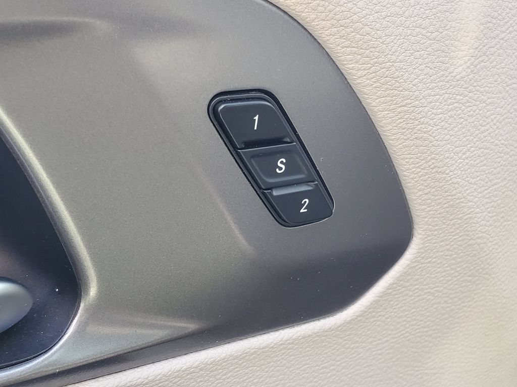 Used 2023 Chrysler Pacifica Touring-L FWD image 9