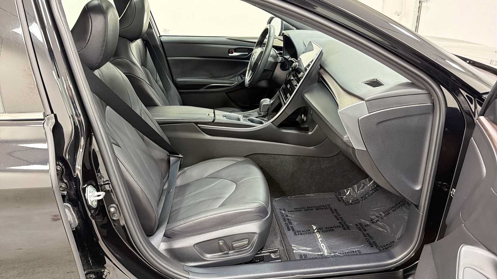 Certified 2022 Toyota Avalon XLE w/ Moonroof Package FWD image 29