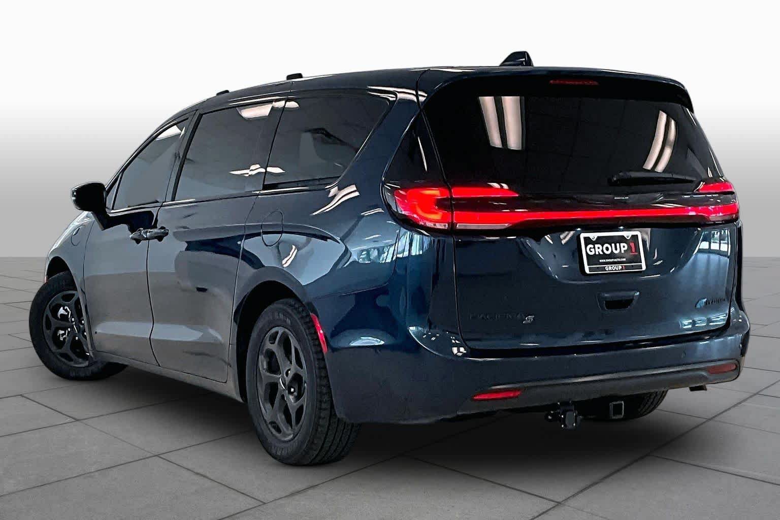 Used 2022 Chrysler Pacifica Touring-L w/ Uconnect Theater Family Group FWD image 11