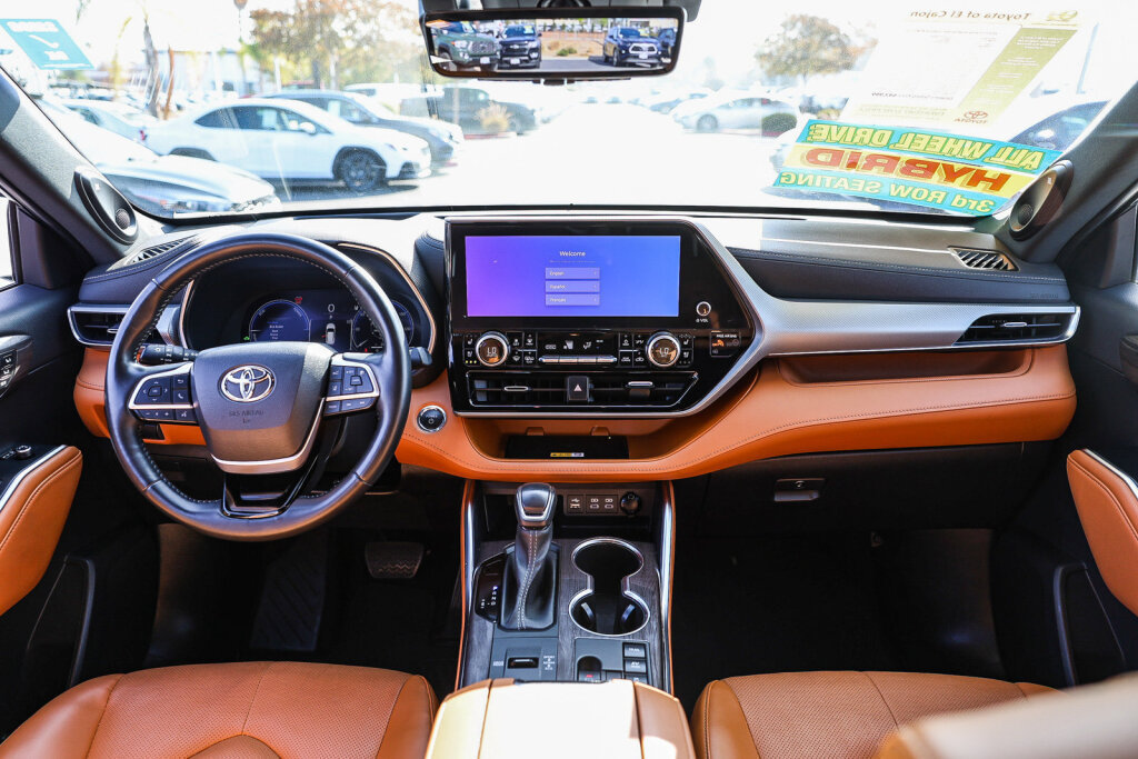 Used 2023 Toyota Highlander Platinum AWD/4WD image 2