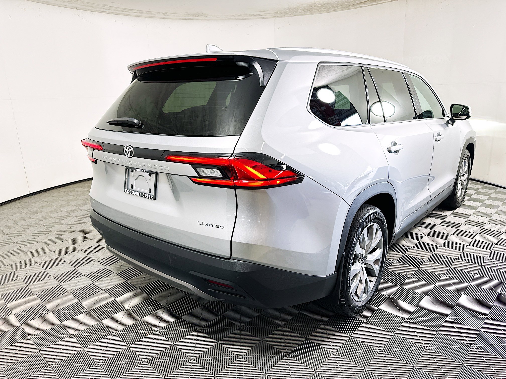 Used 2024 Toyota Grand Highlander Limited image 3