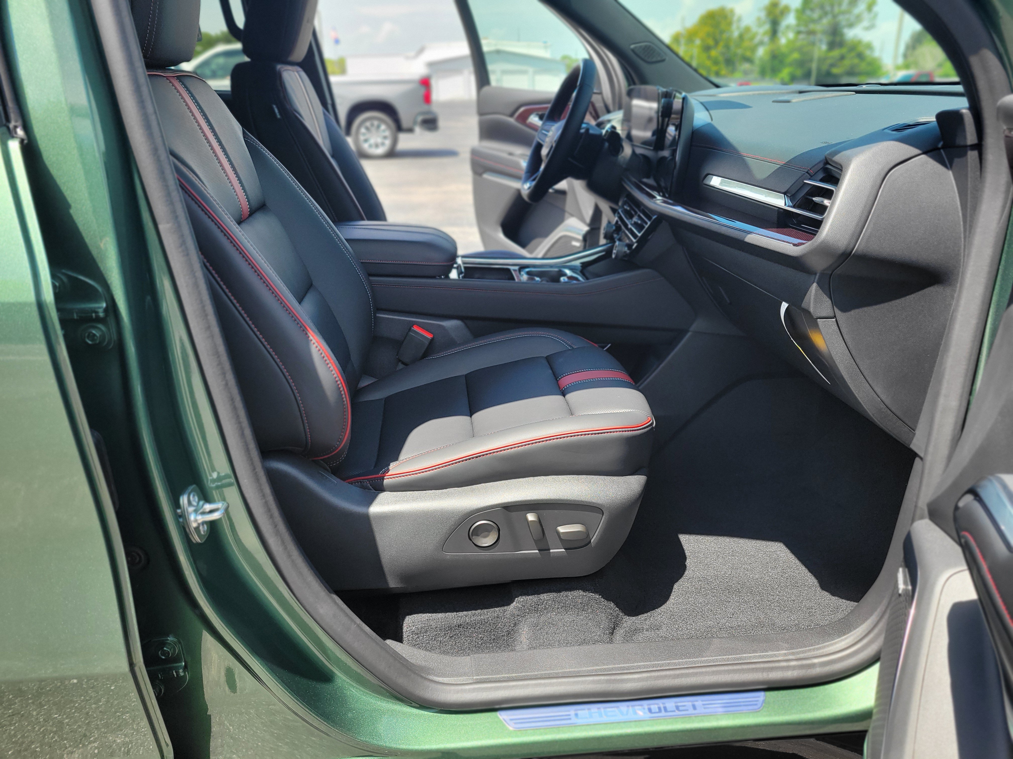 New 2027 Chevrolet Traverse RS w/ LPO, Floor Liner Package FWD image 31