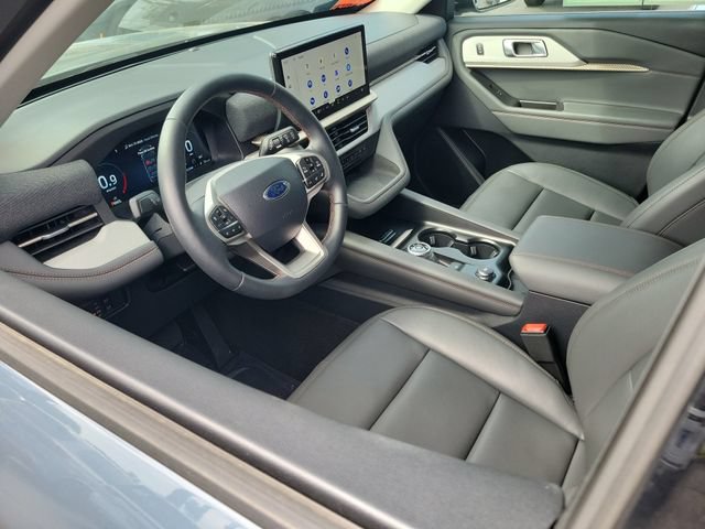 Used 2025 Ford Explorer Active w/ Active Comfort Package RWD image 3
