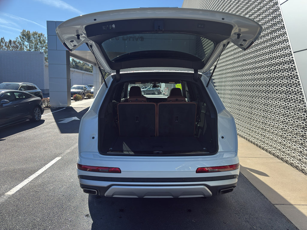 Used 2025 Audi Q7 Premium w/ Convenience Package image 8