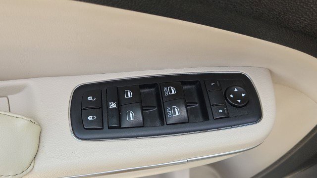 Used 2015 Chrysler 300 Limited RWD image 21