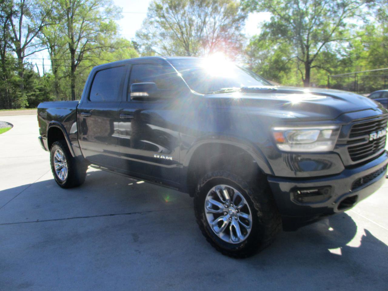 Used 2019 RAM 1500 Laramie w/ Sport Appearance Package AWD/4WD image 10