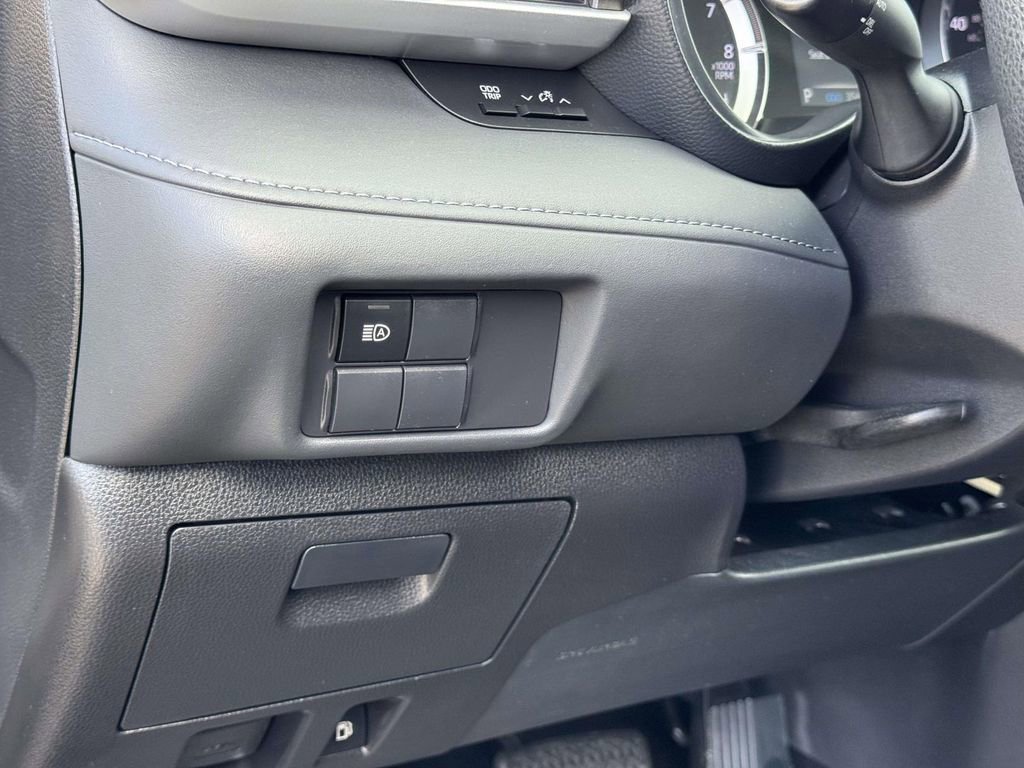 Used 2022 Toyota Highlander L image 10