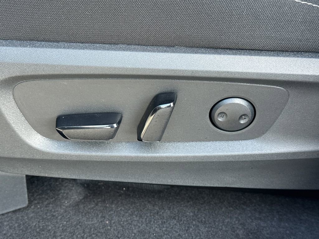 Used 2025 Nissan Pathfinder SV w/ Black Appearance Package image 21