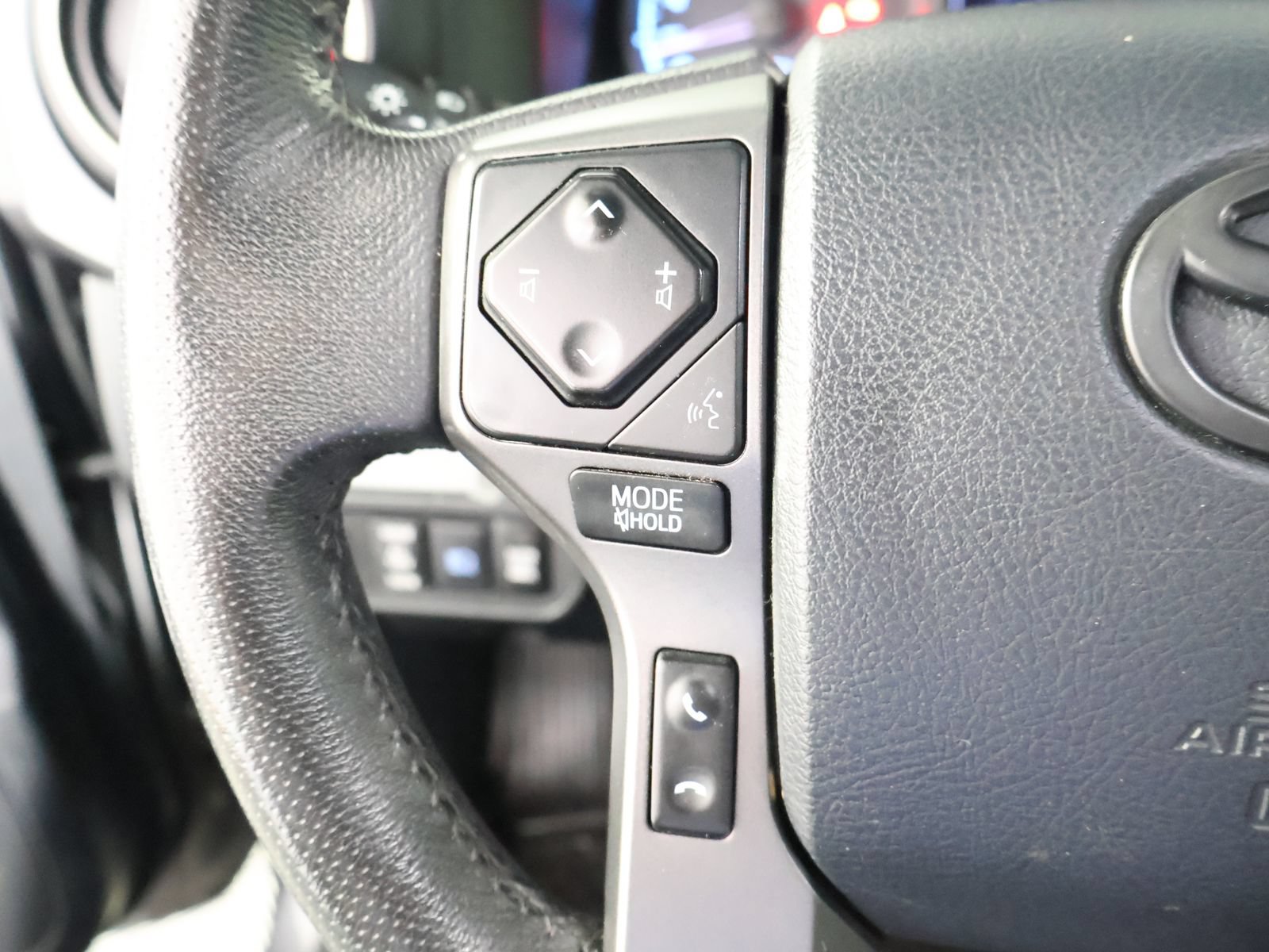 Used 2019 Toyota Tacoma TRD Off-Road w/ Technology Package AWD/4WD image 29
