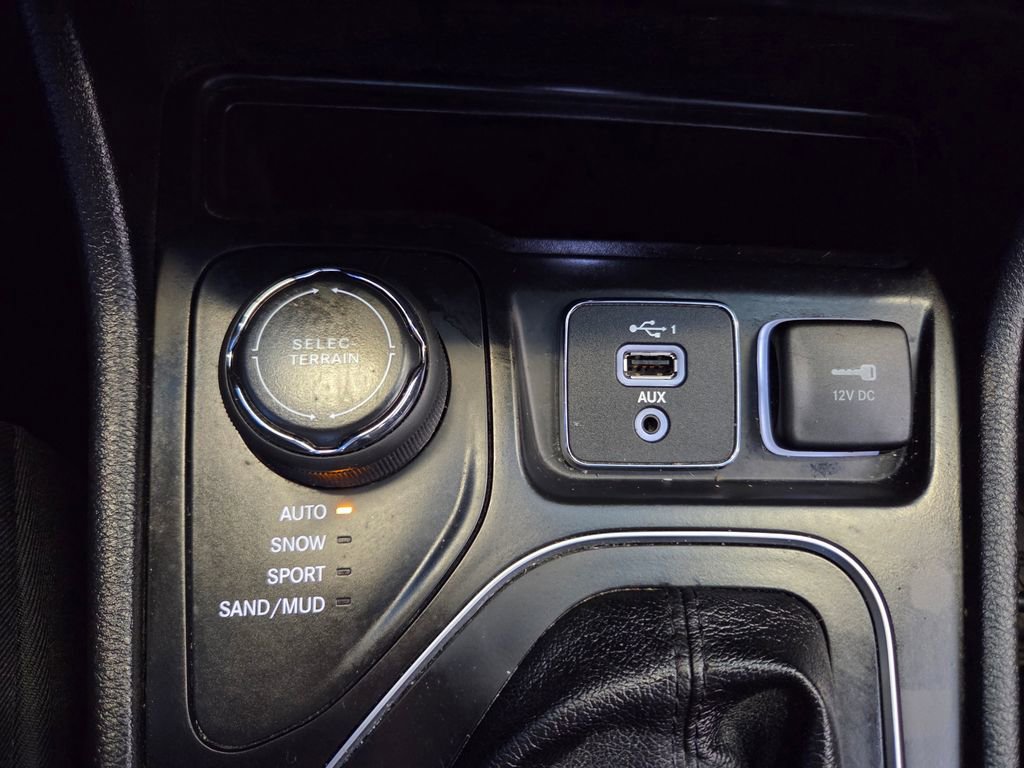 Used 2019 Jeep Cherokee Latitude Plus w/ Comfort/Convenience Group image 42