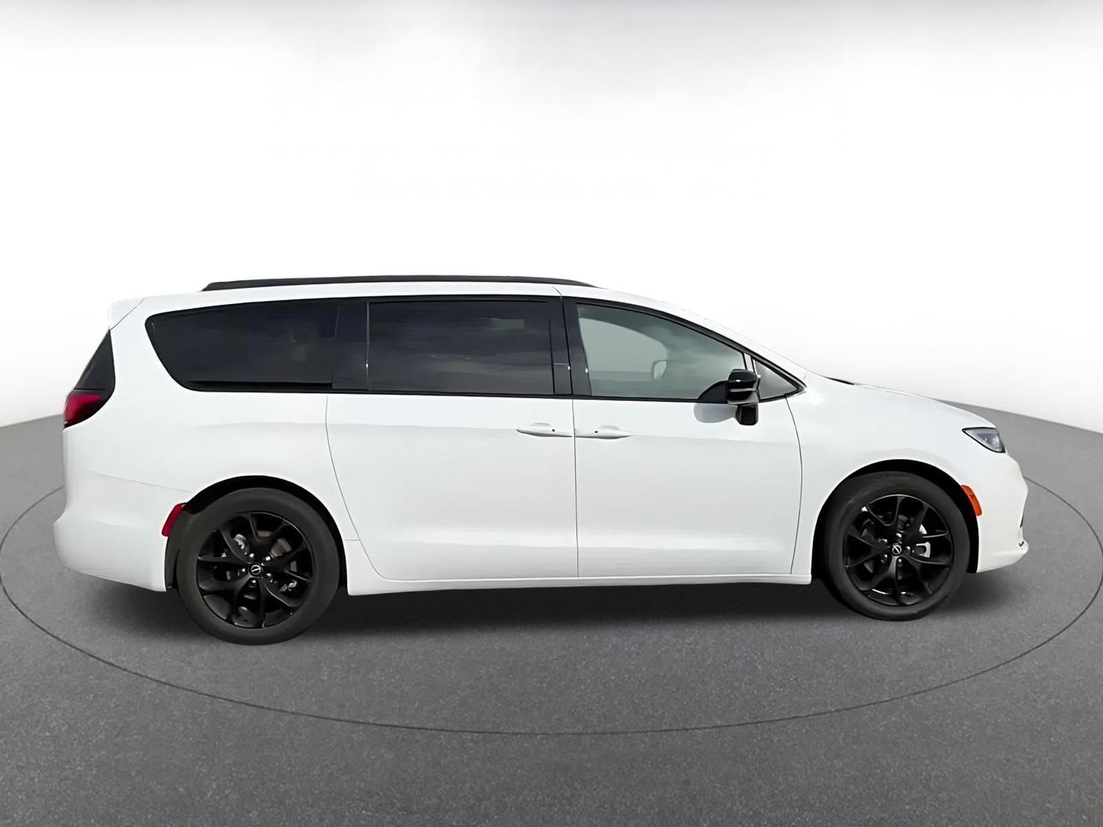 Used 2025 Chrysler Pacifica Limited image 15