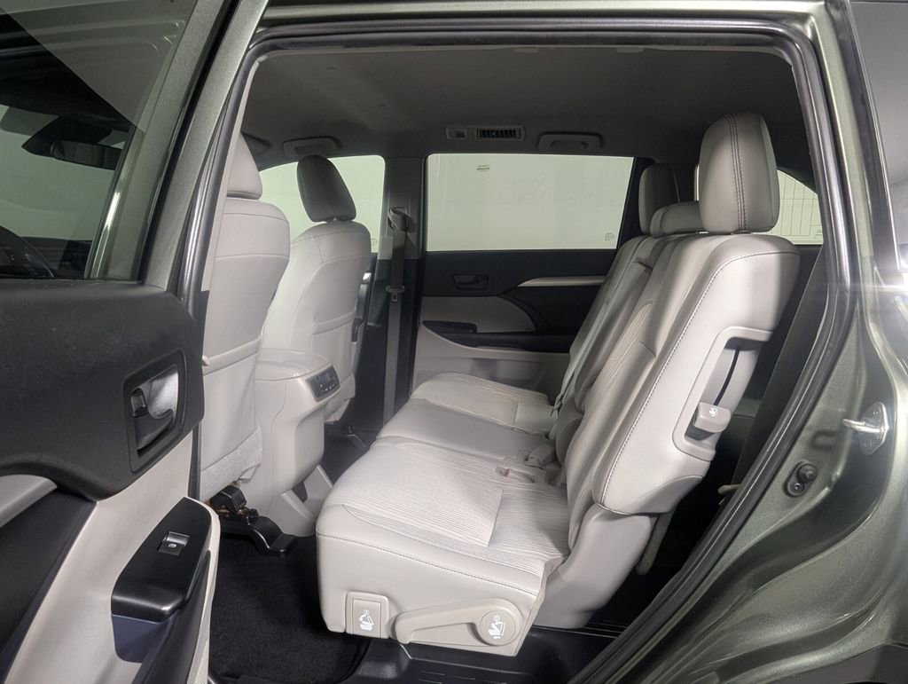 Used 2019 Toyota Highlander Plus FWD image 22