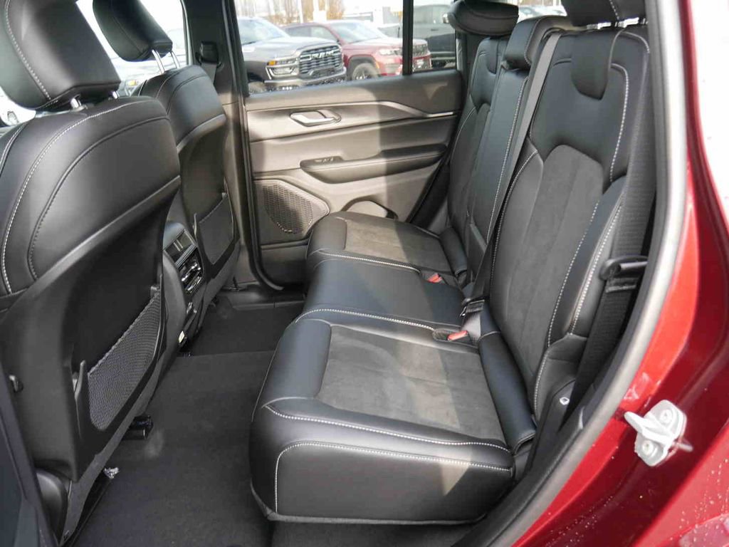 New 2025 Jeep Grand Cherokee Altitude image 11