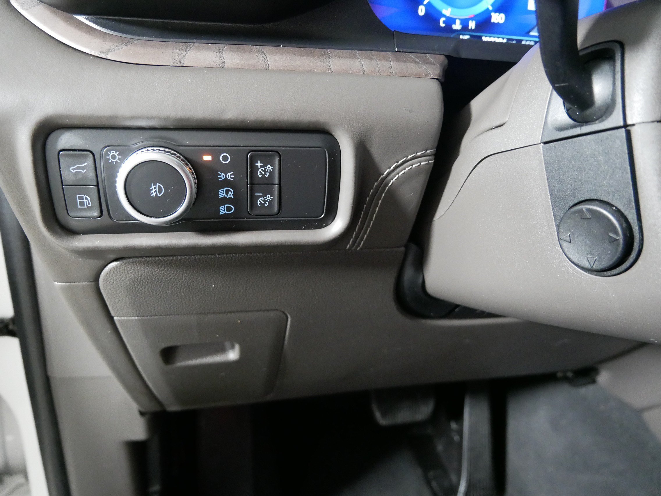 Used 2022 Ford Explorer Platinum w/ Premium Technology Package AWD/4WD image 26