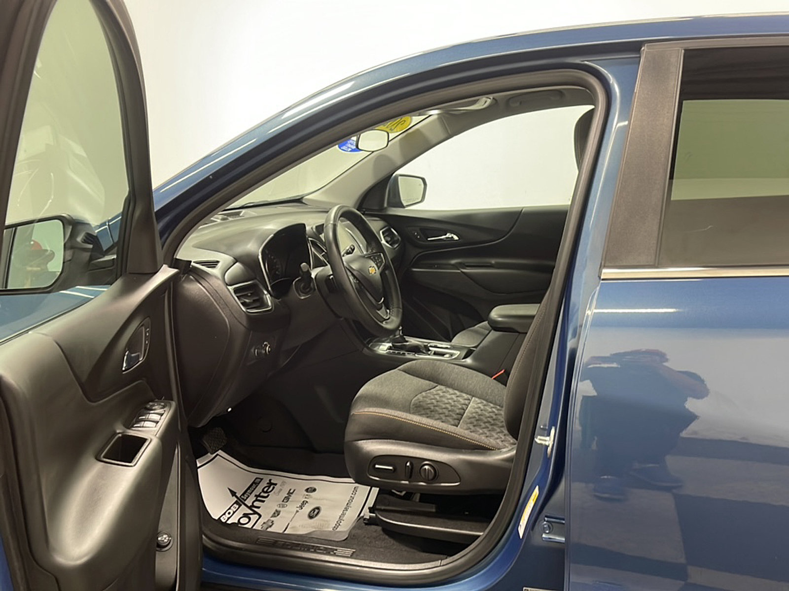 Used 2024 Chevrolet Equinox LT FWD image 2