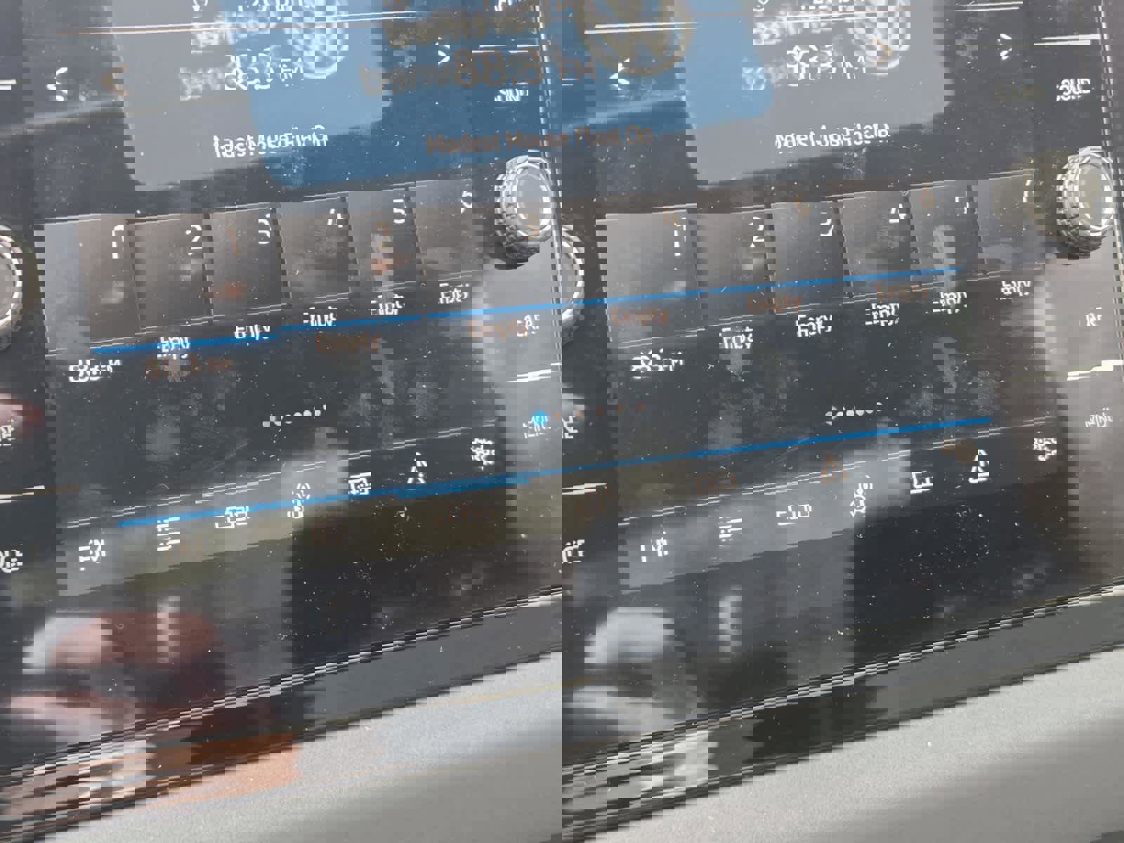 Certified 2025 Volkswagen Jetta SE w/ Sunroof Package image 27