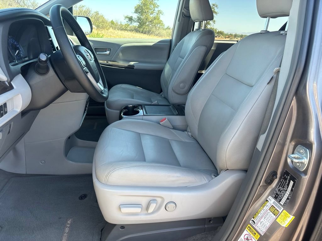 Used 2015 Toyota Sienna XLE w/ XLE Navigation Package FWD image 11