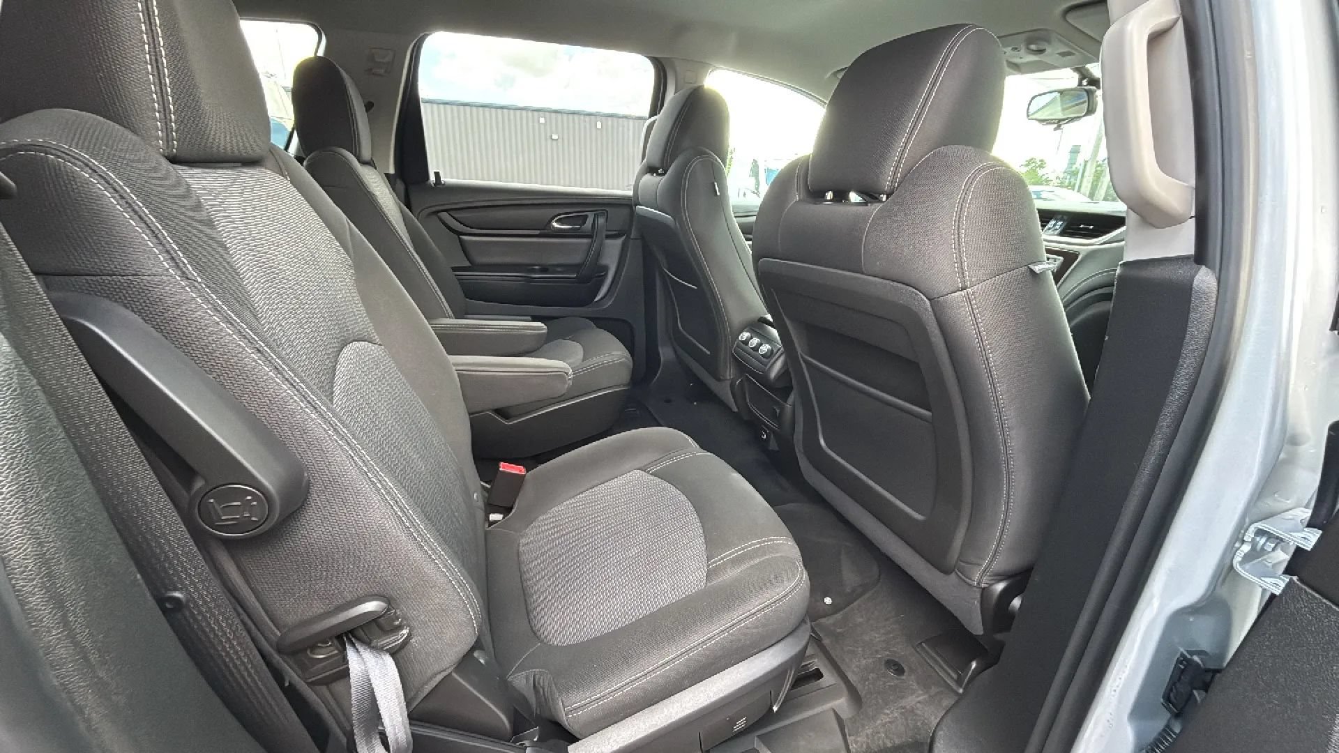 Used 2017 Chevrolet Traverse LT FWD image 11