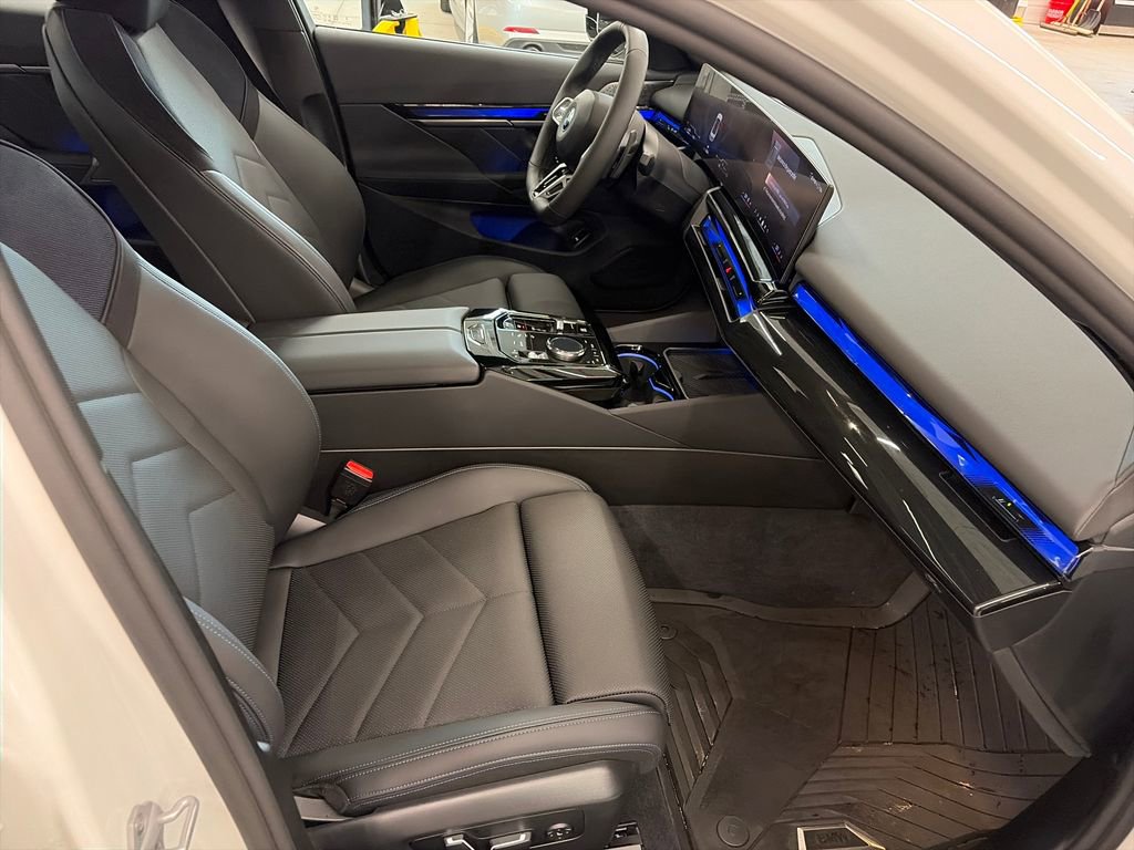 Used 2025 BMW 550e xDrive w/ Premium Package AWD/4WD image 26